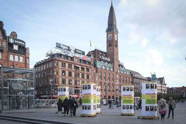 Fritstående portrætsøjler fra 100Portraits på Rådhuspladsen i København med rådhuset i baggrunden