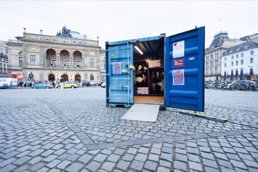 Powernators åbne blå udstillingscontainer på Kongens Nytorv foran Det Kongelige Teater i 2025