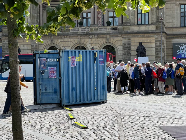 Mennesker samlet ved Powernators blå udstillingscontainer på Kongens Nytorv i 2025
